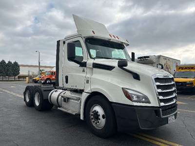 Freightliner Cascadia 126 Day Cab Truck - 435HP, 12 Speed Automatic