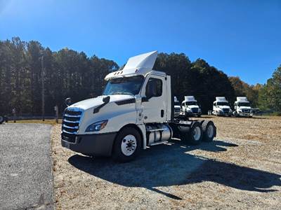 Freightliner Cascadia 126 Day Cab Truck - 435HP, 12 Speed Automatic