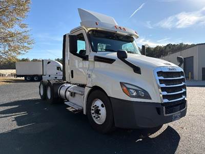 Freightliner Cascadia 126 Day Cab Truck - 435HP, 12 Speed Automatic