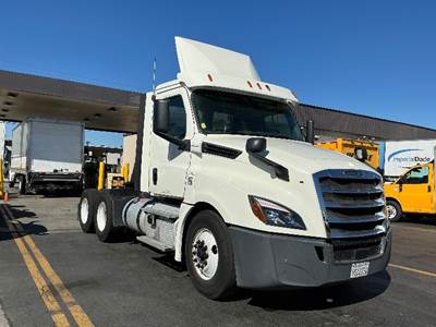 Freightliner Cascadia 126 Day Cab Truck - 435HP, 12 Speed Automatic