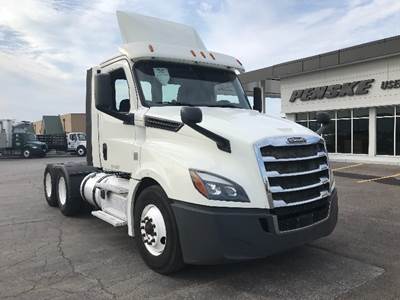 Freightliner Cascadia 126 Day Cab Truck - 435HP, 12 Speed Automatic