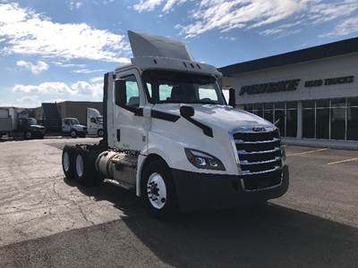Freightliner Cascadia 126 Day Cab Truck - 435HP, 12 Speed Automatic