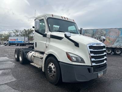 Freightliner Cascadia 126 Day Cab Truck - 470HP, 10 Speed Manual