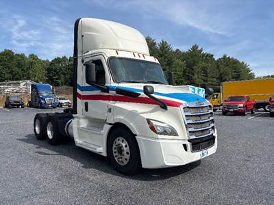 Freightliner Cascadia 126 Day Cab Truck - 400HP, 12 Speed Automatic