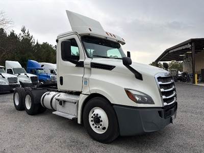 Freightliner Cascadia 126 Day Cab Truck - 435HP, 12 Speed Automatic