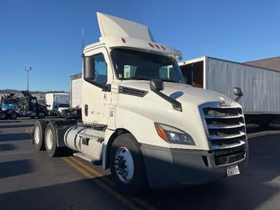 Freightliner Cascadia 126 Day Cab Truck - 435HP, 12 Speed Automatic