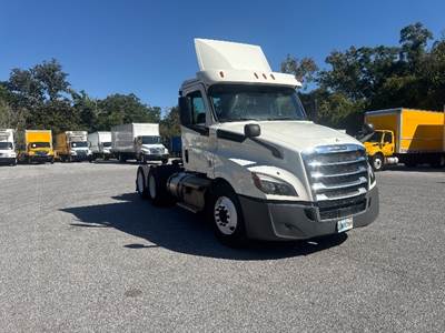 Freightliner Cascadia 126 Day Cab Truck - 435HP, 12 Speed Automatic