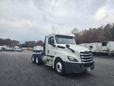 Freightliner Cascadia 126 Day Cab Truck - 435HP, 12 Speed Automatic