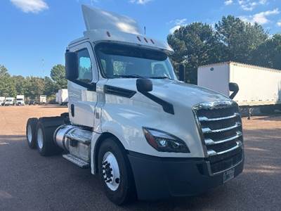 Freightliner Cascadia 126 Day Cab Truck - 435HP, 12 Speed Automatic