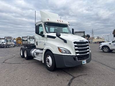 Freightliner Cascadia 126 Day Cab Truck - 435HP, 12 Speed Automatic