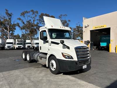 Freightliner Cascadia 126 Day Cab Truck - 435HP, 12 Speed Automatic