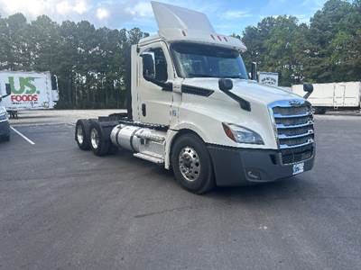 Freightliner Cascadia 126 Day Cab Truck - 455HP, 10 Speed Manual
