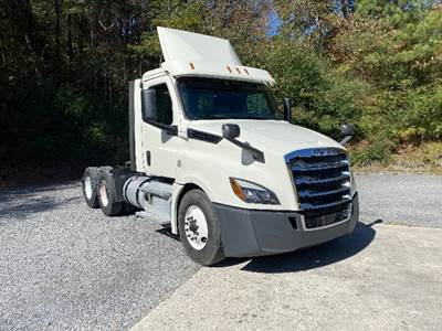 Freightliner Cascadia 126 Day Cab Truck - 435HP, 12 Speed Automatic