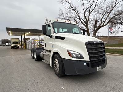 Freightliner Cascadia 126 Day Cab Truck - 450HP, 12 Speed Automatic