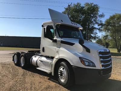 Freightliner Cascadia 126 Day Cab Truck - 435HP, 10 Speed Manual