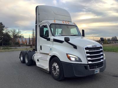 Freightliner Cascadia 126 Day Cab Truck - 455HP, 12 Speed Automatic