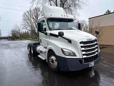 Freightliner Cascadia 126 Day Cab Truck - Cummins 400HP, 13 Speed Automatic