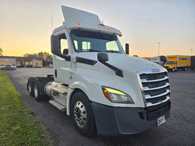 Freightliner Cascadia 126 Day Cab Truck - 435HP, 12 Speed Automatic