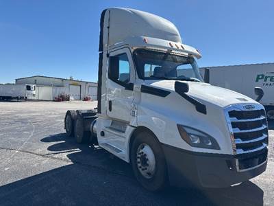 Freightliner Cascadia 126 Day Cab Truck - 435HP, 12 Speed Automatic