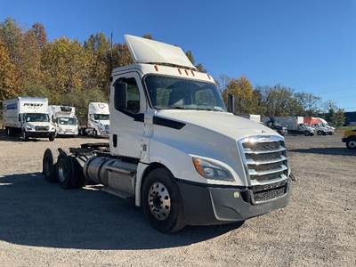Freightliner Cascadia 126 Day Cab Truck - 435HP, 12 Speed Automatic