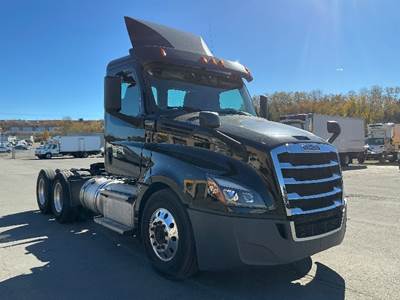 Freightliner Cascadia 126 Day Cab Truck - 450HP, 12 Speed Automatic