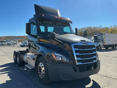 Freightliner Cascadia 126 Day Cab Truck - 450HP, 12 Speed Automatic