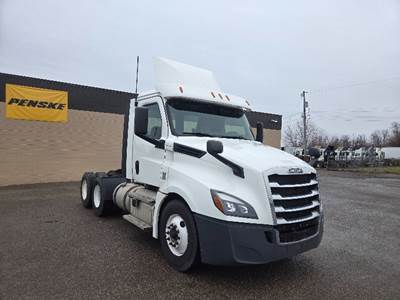 Freightliner Cascadia 126 Day Cab Truck - 435HP, 12 Speed Automatic