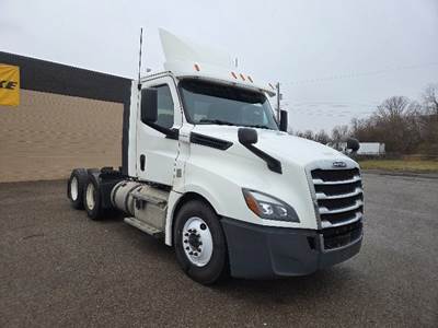 Freightliner Cascadia 126 Day Cab Truck - 435HP, 12 Speed Automatic