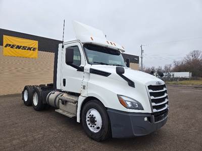 Freightliner Cascadia 126 Day Cab Truck - 435HP, 12 Speed Automatic
