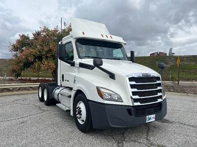 Freightliner Cascadia 126 Day Cab Truck - 435HP, 12 Speed Automatic