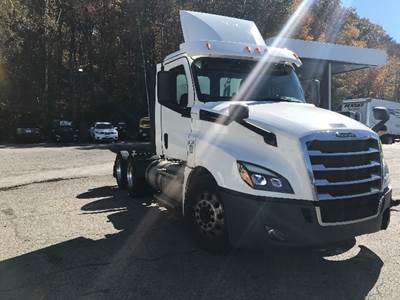 Freightliner Cascadia 126 Day Cab Truck - 435HP, 10 Speed Manual