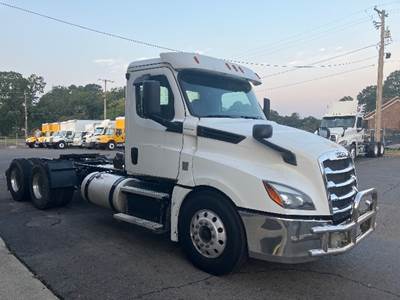 Freightliner Cascadia 126 Day Cab Truck - 455HP, 10 Speed Manual