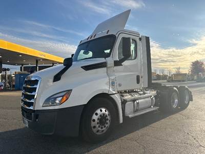 Freightliner Cascadia 126 Day Cab Truck - 455HP, 12 Speed Automatic