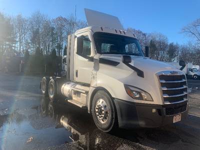 Freightliner Cascadia 126 Day Cab Truck - 455HP, 12 Speed Automatic