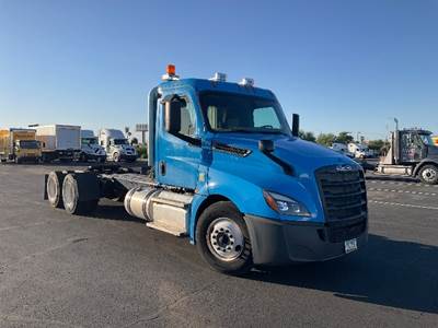 Freightliner Cascadia 126 Day Cab Truck - 455HP, 10 Speed Manual