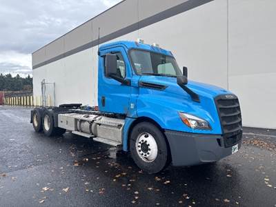 Freightliner Cascadia 126 Day Cab Truck - 455HP, 10 Speed Manual
