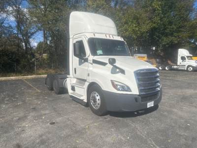 Freightliner Cascadia 126 Day Cab Truck - 450HP, 12 Speed Automatic