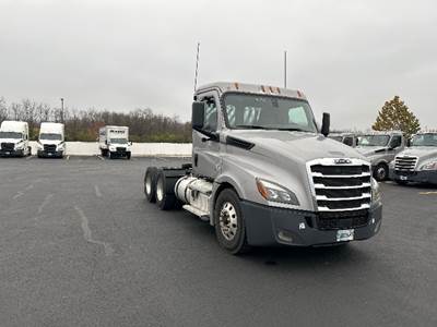 Freightliner Cascadia 126 Day Cab Truck - 455HP, 12 Speed Automatic