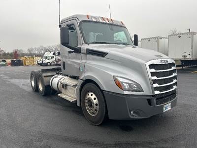 Freightliner Cascadia 126 Day Cab Truck - 455HP, 12 Speed Automatic