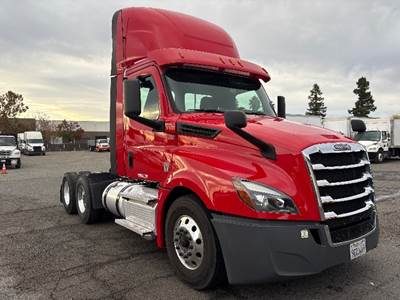 Freightliner Cascadia 126 Day Cab Truck - 455HP, 12 Speed Automatic