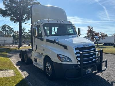 Freightliner Cascadia 126 Day Cab Truck - 410HP, 12 Speed Automatic