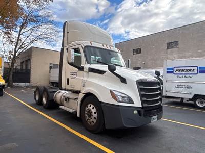 Freightliner Cascadia 126 Day Cab Truck - 455HP, 12 Speed Automatic