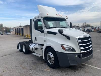 Freightliner Cascadia 126 Day Cab Truck - 435HP, 12 Speed Automatic