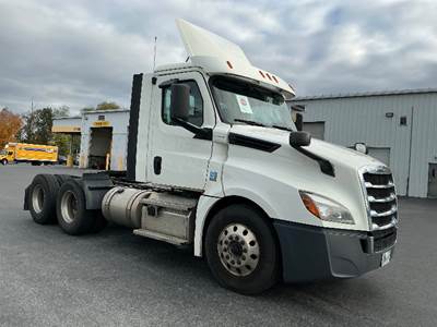 Freightliner Cascadia 126 Day Cab Truck - 435HP, 12 Speed Automatic