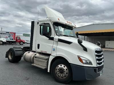 Freightliner Cascadia 126 Single Axle Day Cab Truck - 435HP, 12 Speed Automatic