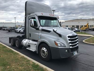Freightliner Cascadia 126 Day Cab Truck - 455HP, 12 Speed Automatic
