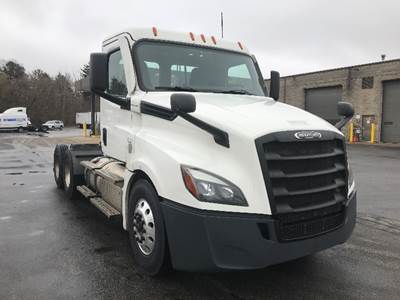 Freightliner Cascadia 126 Day Cab Truck - 450HP, 12 Speed Automatic
