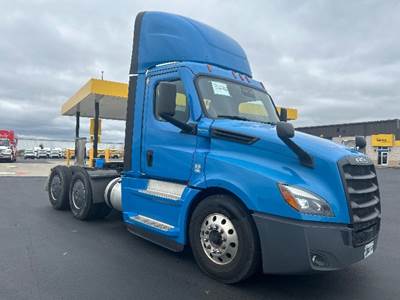 Freightliner Cascadia 126 Day Cab Truck - 455HP, 12 Speed Automatic