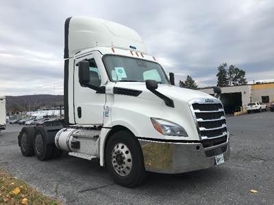 Freightliner Cascadia 126 Day Cab Truck - 455HP, 12 Speed Automatic