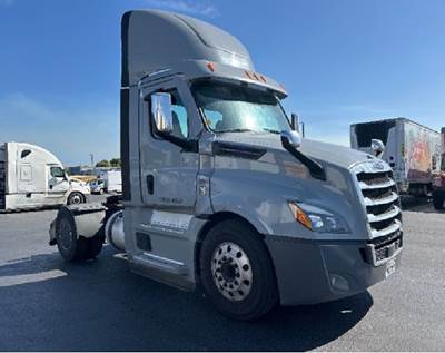 Freightliner Cascadia 126 Single Axle Day Cab Truck - 435HP, 12 Speed Automatic